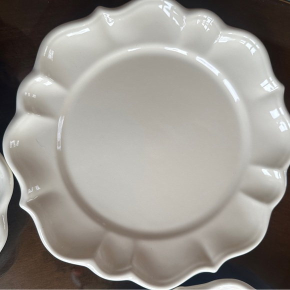 Elegant White Dinnerware Plates with Scalloped Edges and Recessed Center - Picture 2 of 9